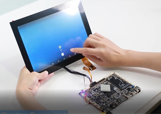 Wolnostojący wyświetlacz LCD o wysokiej rozdzielczości Oszczędzanie energii Szerokie kąty widzenia